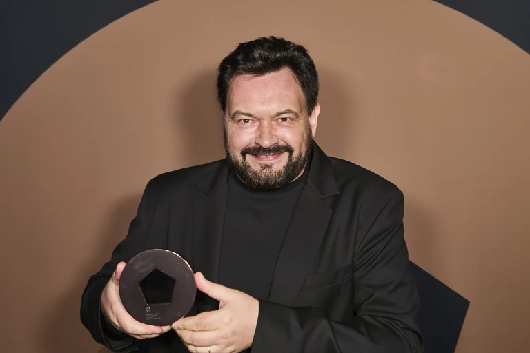 Vladimir Shmoylov mit der Bronze-Trophäe der Pentawards 2026 für Cat’s Eye