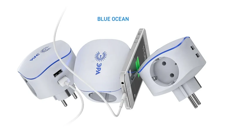 ERA 2008–2022 — Steckdosen und Adapter · Weiße Farbvariante · Blaue Farbvariante