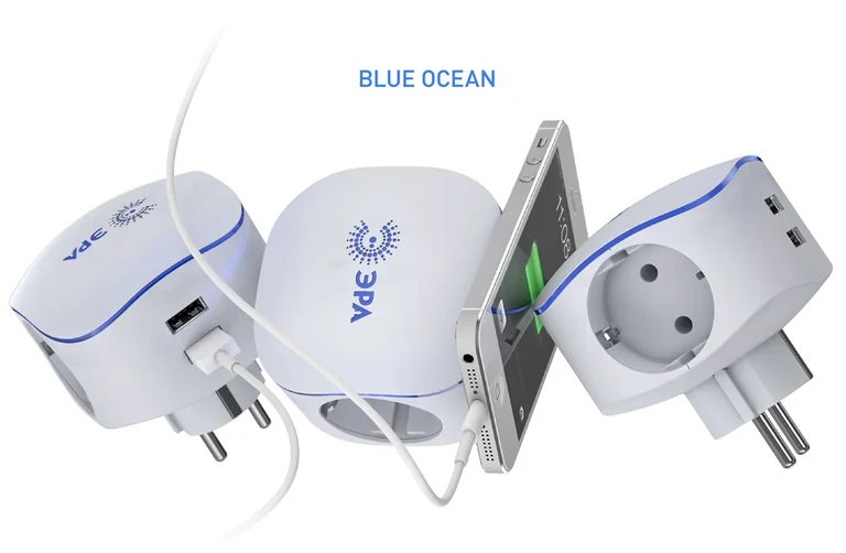 Weiße Elektro-Adapter mit blauen Details