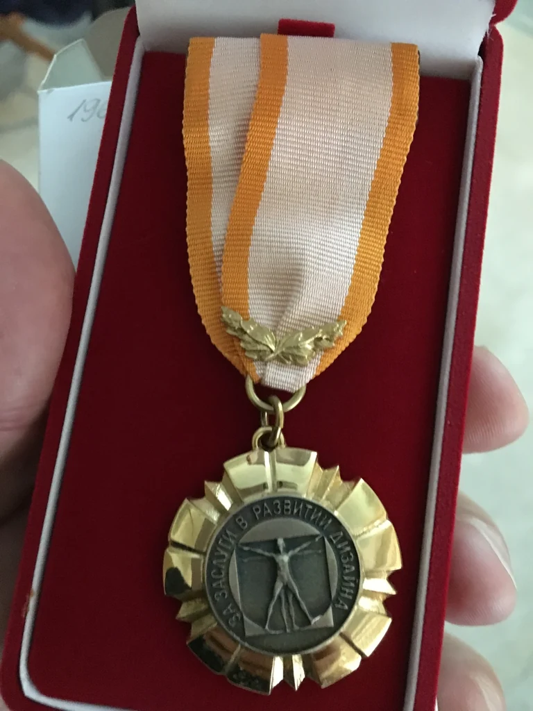 Goldfarbene Medaille am Band in einem Etui · Verdienste um das Design, 2018