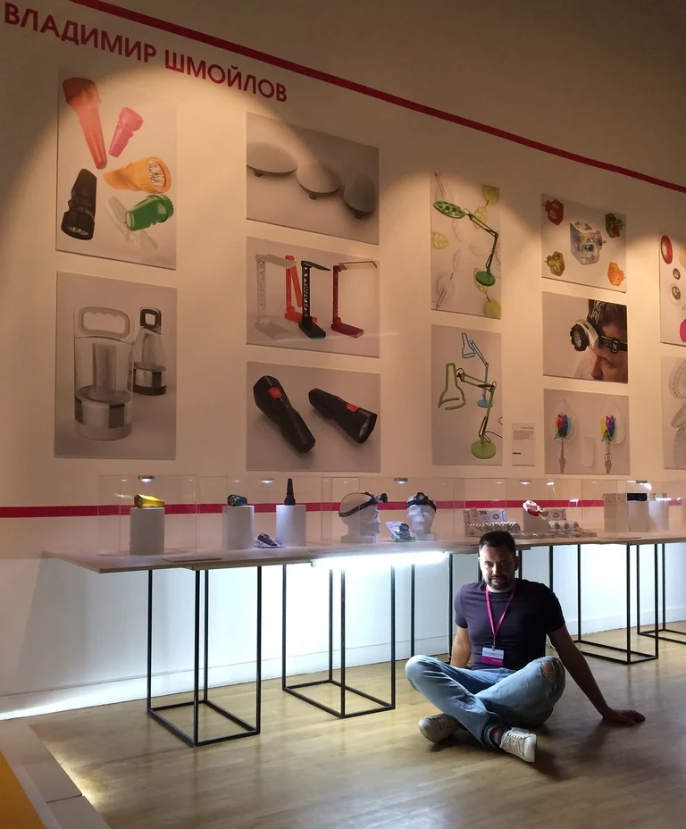 Design Next 2018 — Ausstellungsansicht · Der Autor in der Ausstellung