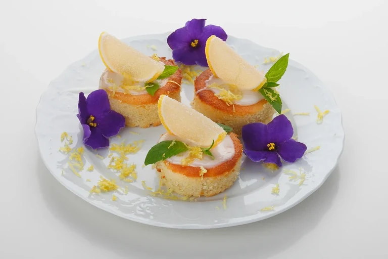 Kulinarmagie — Fruchtdessert mit violetten Blüten