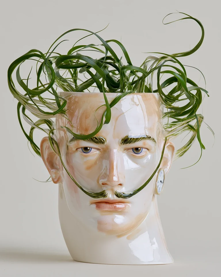 Growing Personalities — Keramisches Porträt-Pflanzgefäß · Salvador Dalí · Lange, geschwungene Blätter