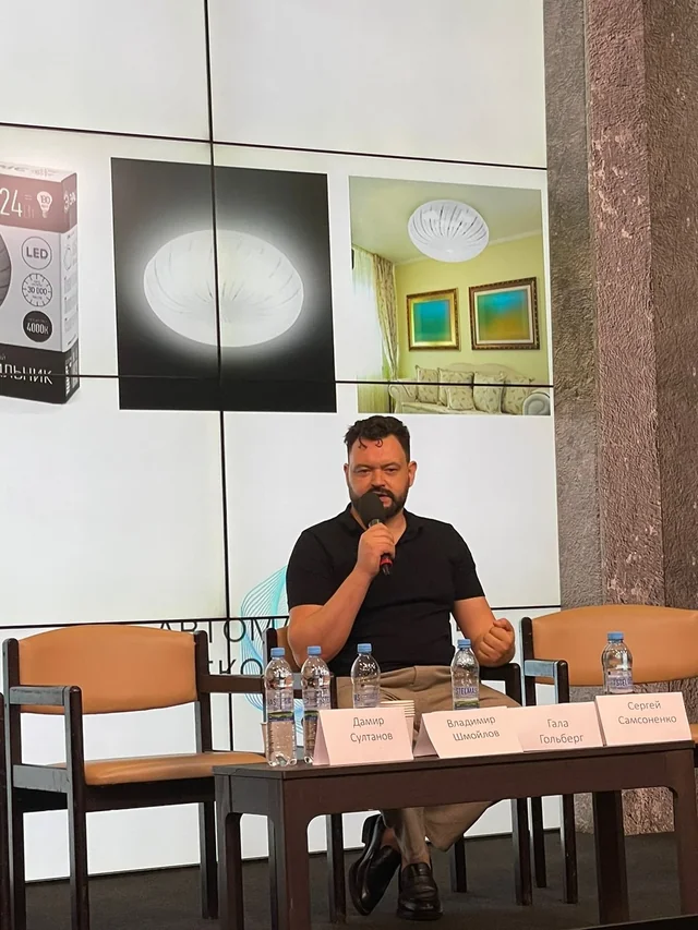 Vladimir Shmoylov spricht am Podiumstisch · UPGRADE RETAIL SUMMER 2022